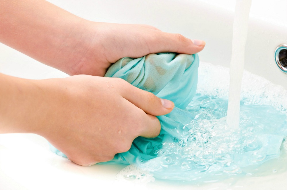Mencuci sehelai kain dengan menggunakan tangan